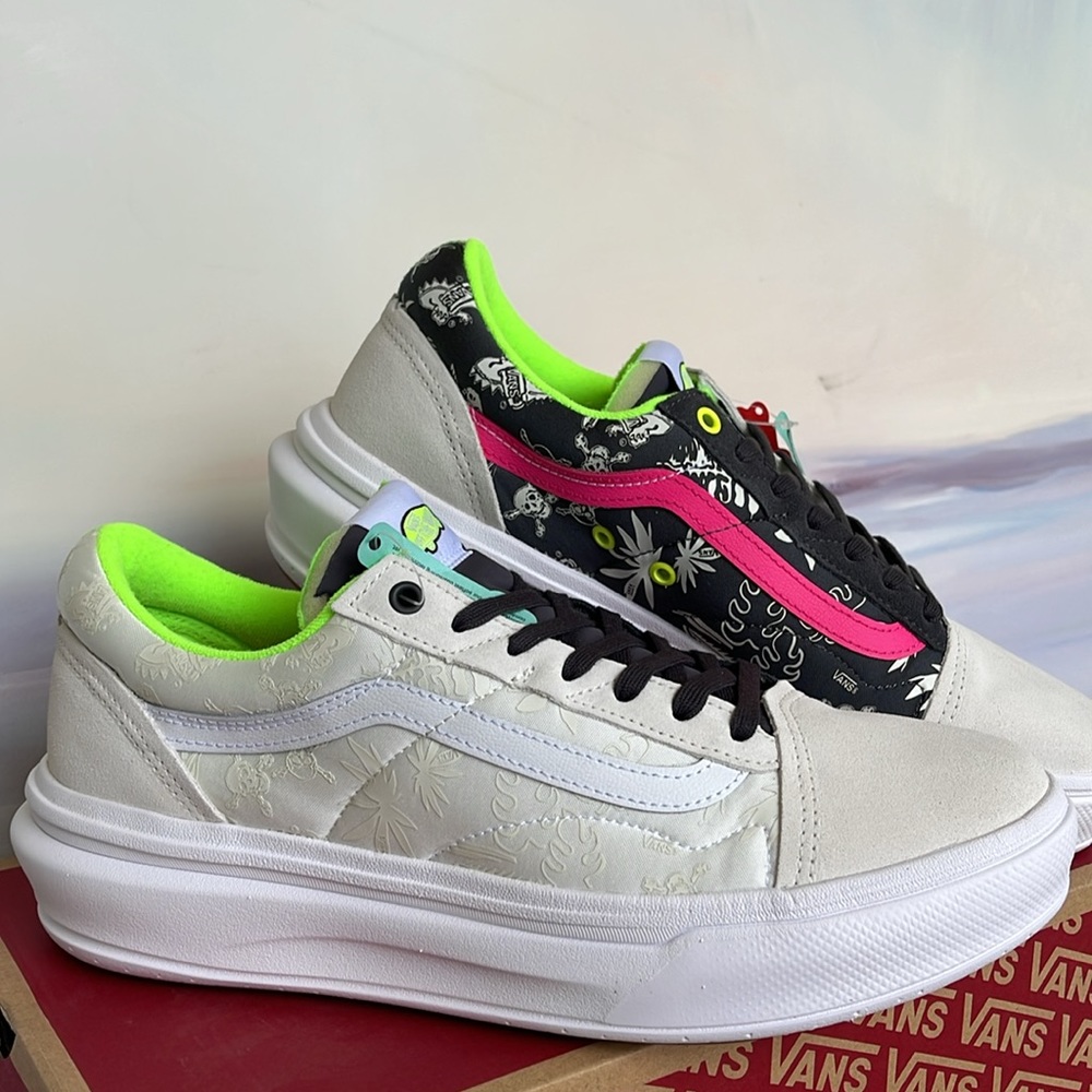 Vans Men’s Old Skool Over
Singles Day Multi/True Wh
VN0A7Q5E6GL
Sneaker Platform - Picture 5 of 16